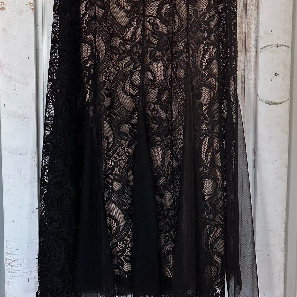 Elegant Black and Cream Lace Full Length Dreas